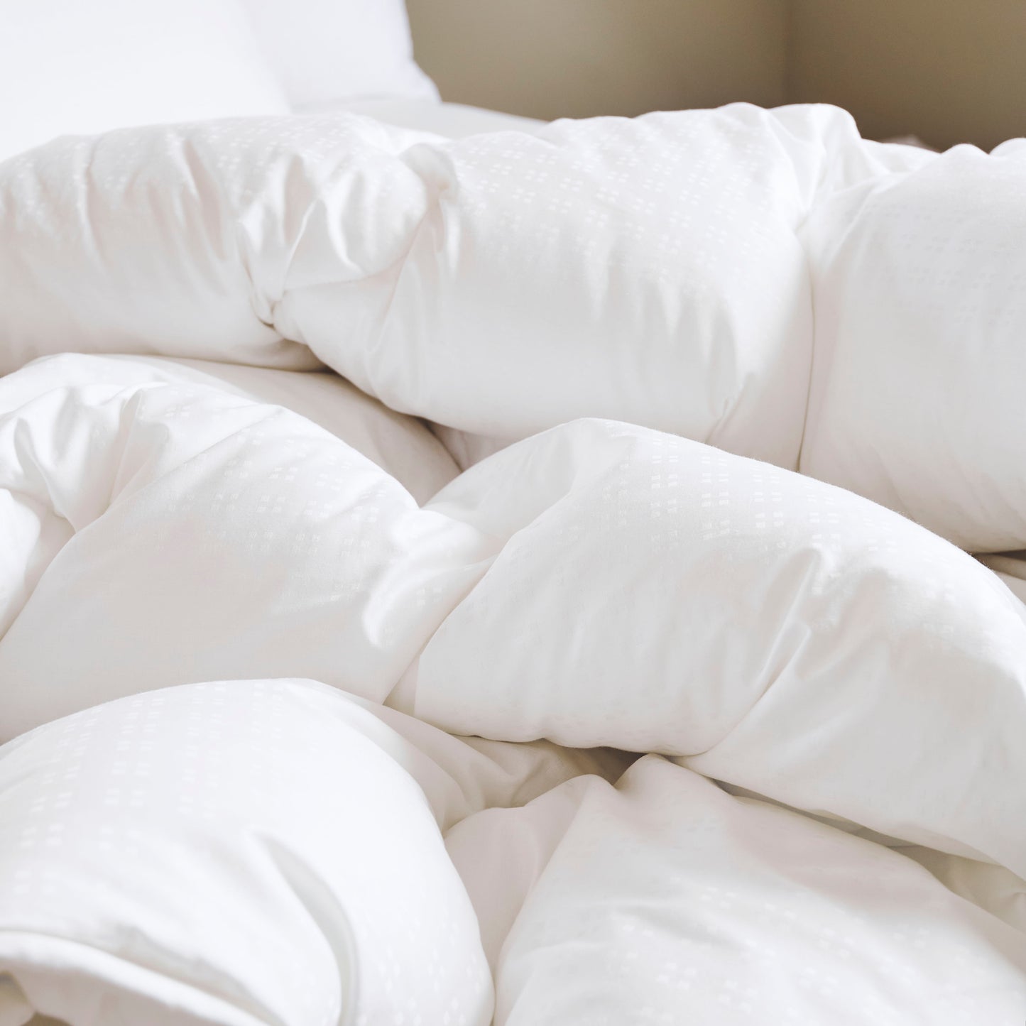 Satin Touch Anti Allergy 10.5 Tog Super King Quilt White